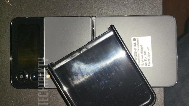 <b>Samsung Galaxy Z Flip 4 va avea aceeași capacitate a bateriei ca Galaxy S22; Fotografii ajunse online confirmă upgrade-ul</b>După ce inițial am avut zvonuri referitoare la o creștere a bateriei lui Samsung Galaxy Z Flip 4 de la 3300 mAh (Flip 3) la 3400 mAh, a urmat mențiunea în online a unei baterii mai mari, de 3700 mAh. Azi vine o reconfirmare a acestui 