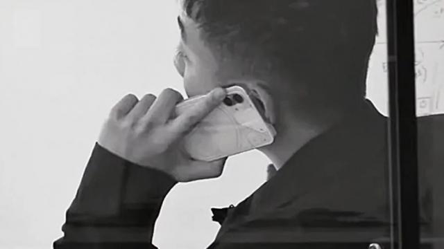 <b>Nothing Phone (1) are designul confirmat oficial de către companie; Îl vedem chiar în mâinile lui Carl Pei într-un clip video</b>Nothing va lansa pe 12 iulie primul său smartphone. Se numește simplu, Nothing Phone (1), iar detalii despre acesta ajungeau pe web încă de acum câteva săptămâni. Au apărut chiar și randări realiste prin intermediul zvonacilor, dar azi designul