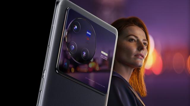 <b>vivo X80 Pro a debutat în Europa: telefon cu gimbal, optică Zeiss; Cât costă + data lansării</b>Aşa cum vă spuneam într-un material trecut, vivo X80 Pro a avut un eveniment important de debut azi, în Berlin. Cu această ocazie aflăm preţul acestui flagship, dar şi disponibilitatea sa şi recapitulăm câteva funcţii

