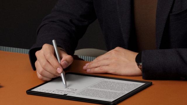<b>Preț și disponibilitate Huawei MatePad Paper în România (-200 lei reducere la precomandă)</b>Anul 2022 ne-a adus un dispozitiv inedit din partea celor de la Huawei, o tabletă cu panou E Ink numită Huawei MatePad Paper. Este văzut ca un Ebook reader, o tabletă, dar și agendă electronică business, fiind însoțită de un stylus