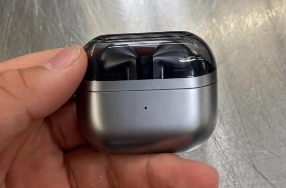 Samsung Galaxy Buds 3 Pro au apărut înainte de lansarea oficială; Imagini și detalii publicate pe Reddit: galaxy-buds3-pro-v0-coxl1wno7kad1.jpeg