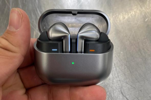 Samsung Galaxy Buds 3 Pro au apărut înainte de lansarea oficială; Imagini și detalii publicate pe Reddit: galaxy-buds3-pro-v0-ny6e2wno7kad1.jpeg