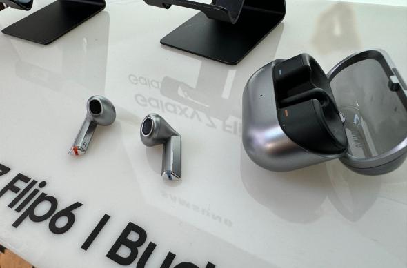 Samsung Galaxy Buds3 - Fotografii hands-on: Samsung-Galaxy-Z-Flip6_003.jpg