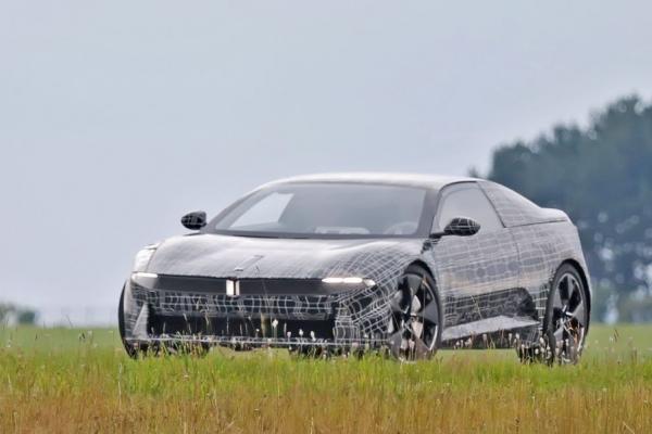 Coupe-ul electric BMW cu design futurist și motoare în roți, testat în Europa