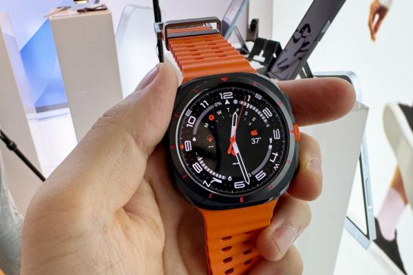 Samsung Galaxy Watch Ultra hands on: salvează vieţi în avalanşe, e masiv dar comod, înţesat de funcţii