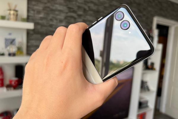 Motorola RAZR 50: Upgrade binevenit pentru camera principală, super selfie-uri și macro distractiv