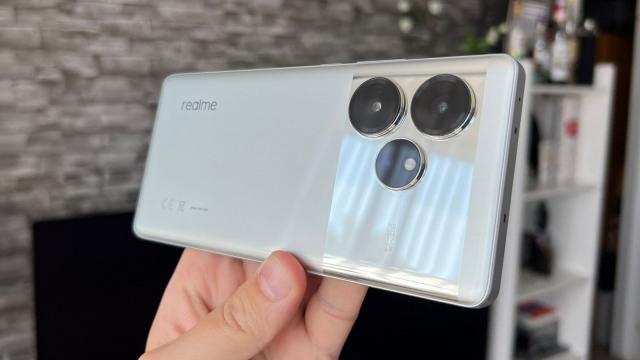 <b>realme GT6 costă mai puţin în configurația superioară; Iată cum îl prinzi mai ieftin</b>realme GT6 este un telefon a cărui recenzie am finalizat-o recent şi ne-a surprins plăcut mai ales la baterie, ecran, funcţii AI, dar şi cameră. Ei bine azi am aflat ceva interesant: versiunea mai bine dotată e mai ieftină decât cea cu configuraţie 