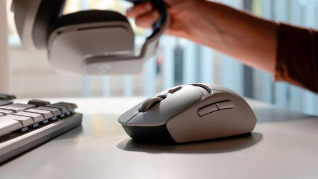 <b>Noul Logitech G309 LIGHTSPEED: Mouse-ul wireless cu senzor HERO 25K și tehnologie LIGHTSPEED</b>Logitech G, un brand de renume în industria echipamentelor de gaming, introduce pe piață mouse-ul Logitech G309 LIGHTSPEED Wireless Gaming Mouse. Cu un design premium, conectivitate duală wireless și precizie ridicată, acest mouse este potrivit pentru..