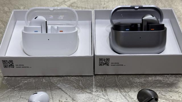 <b>Cât costă Samsung Galaxy Buds 3? Căştile au primit şi un unboxing</b>Samsung va ţine evenimentul Unpacked mâine, pe 10 iulie 2024 şi pe lângă Galaxy Z Fold 6, Z Flip 6 şi noile Galaxy Watch-uri, vom vedea şi noi perechi de căşti. E vorba despre Samsung Galaxy Buds3 şi Galaxy Buds3 Pro. Ele au primit două scăpări azi