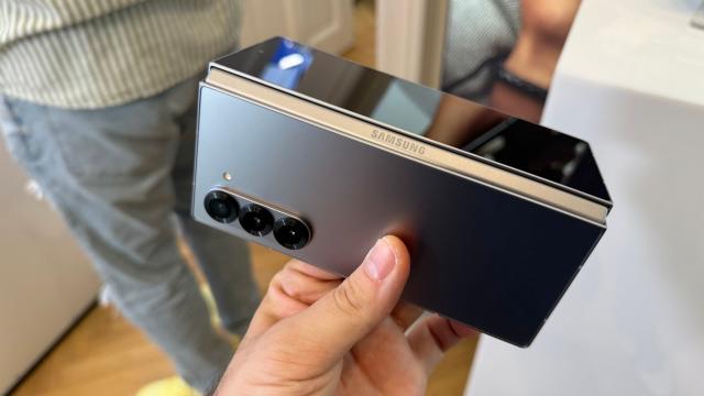 <b>Samsung Galaxy Z Fold6 hands on şi impresii: democratizarea artei pentru toată lumea, acum cu Galaxy AI, ecran extern mai mare</b>Samsung a prezentat astăzi cele mai noi telefoane pliabile în cadrul evenimentului Unpacked şi e vorba aici despre Galaxy Z Fold6 şi Galaxy Z Flip6. Am pus mâna pe ele în avans şi am văzut că avem o sumedenie de funcţii creative 