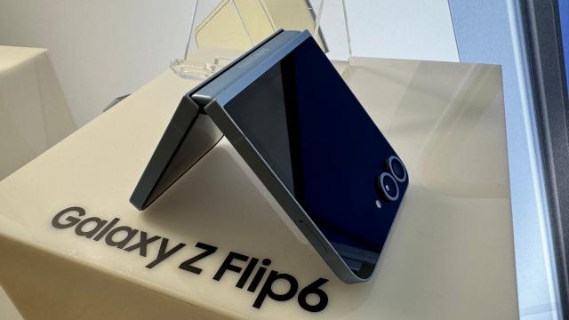 <b>Samsung Galaxy Z Flip6 impresii: generează obiecte "din nimic", baterie mai mare, extra răcire pentru gameri</b>Samsung Galaxy Z Flip6 mi-a dat încă de la început senzaţia că ar fi "mai upgradat" faţă de predecesor decât Galaxy Z Fold6. De ce? Pentru că până una-alta are grijă şi de gameri, ceva ce telefoanele cu clapetă nu prea fac. Apoi Galaxy AI 