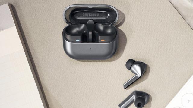 <b>Preț și disponibilitate Samsung Galaxy Buds3 Pro în România (card cadou la precomandă)</b>Alături de smartphone-urile pliabile Samsung Galaxy Z Fold6 și Flip6, compania sud-coreeană a anunțat pe data de 10 iulie și căștile wireless Galaxy Buds3 Pro care aduc upgrade-uri hardware cât și vizuale. Se aseamănă modelului  l