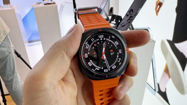 <b>Samsung Galaxy Watch Ultra hands on: salvează vieţi în avalanşe, e masiv dar comod, înţesat de funcţii</b>În avalanşa de produse noi prezentate de Samsung la evenimentul Unpacked, simt că am petrecut prea puţin timp cu unul dintre cele mai inovatoare: Samsung Galaxy Watch Ultra. Reprezentantul Samsung de la faţa locului mi-a spus 