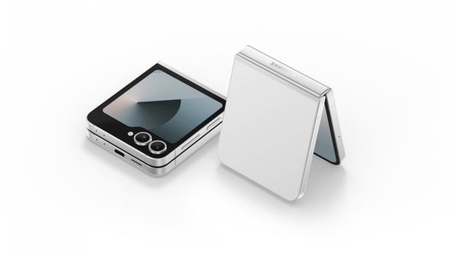 <b>Preț și disponibilitate Samsung Galaxy Z Flip6 în România</b>Ne mai despart doar câteva ore de lansarea lui Samsung Galaxy Z Flip6, noul smartphone pliabil flip/cu clapetă din portofoliul companiei sud-coreene - un model care face upgrade mai degrabă la nivel de hardware. Nu e prima dacă când 