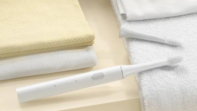 <b>Periuța de dinți electrică Xiaomi Mijia T100 costă acum doar 69 lei pe TomTop și vine cu 3 capete de rezervă</b>Astăzi am găsit o mulțime de oferte pentru produsele de îngrijire personală, iar pe listă se află și periuța de dinți electrică Xiaomi Mijia T100 descoperită în portofoliul TomTop. Are o reducere generoasă de 59%, iar asta nu este