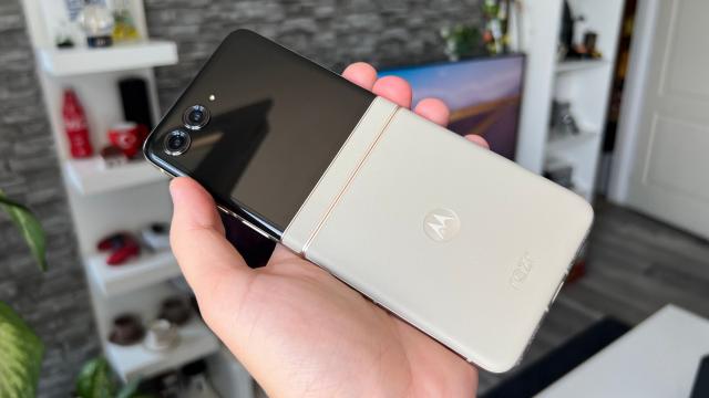<b>Motorola RAZR 50: Hardware cu schimbări mari la procesor și ecran extern, aceeași baterie </b>Din punct de vedere hardware smartphone-ul pliabil Motorola razr 50 poate fi considerat cu ușurință un mid-range prin prisma procesorului utilizat aici, un MediaTek Dimensity 7300X, cipset de 4nm cu 4x nuclee de performanță Cortex-A78