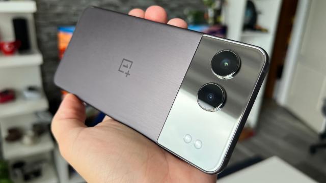 <b>OnePlus Nord 4 Unboxing: Telefonul metalic a revenit în 2024, înțesat cu AI și multe bonusuri la precomandă</b>Lansările vin pe bandă rulantă în aceste zile și printre pliabile reușește să se facă văzut și OnePlus Nord 4, un smartphone care la prima vedere nu ai zice că are ceva special, fiind și unul tradițional, format candybar. Dar chiar are 