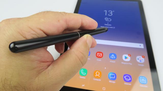 <b>Samsung Galaxy Tab S4: OS, UI, aplicaţii cu productivitate şi stylus-ul la loc de cinste</b>Samsung Galaxy Tab S4 rulează Android 8.1.0, cu Samsung Experience 9.5 aplicat peste. Avem Bixby la posturi, cu un agregator pe cel mai din stânga homescreen. Acesta concentrează calendarul, magazinul de aplicaţii, playerul muzical, restaurantele din zonă