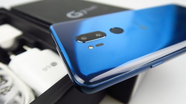 <b>LG G7 ThinQ Unboxing: cel mai îngust flagship din 2018, cu buton dedicat Google Assistant</b>LG G7 ThinQ este o cunoştinţă mai veche a noastră la Mobilissimo.ro, colegul Alex prezentându-vă un hands on cu acest terminal încă din luna mai. Pe atunci telefonul debuta pe plan european, în cadrul unui eveniment organizat la Budapesta.