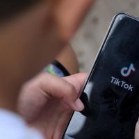 TikTok, acuzat de UE că nu protejează suficient conturile minorilor; Ce riscă platforma de socializare?