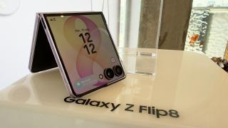Samsung Galaxy Z Flip8: Hardware ușor actualizat, cu procesor pe 2nm și un plus de AI pentru panoul extern