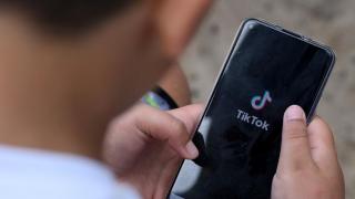 TikTok, acuzat de UE că nu protejează suficient conturile minorilor; Ce riscă platforma de socializare?