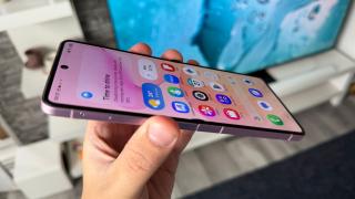 Samsung Galaxy Z Flip8: Ecrane la fel ca la predecesor, stă bine la luminozitate totuşi
