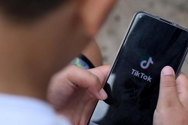 TikTok, acuzat de UE că nu protejează suficient conturile minorilor; Ce riscă platforma de socializare?