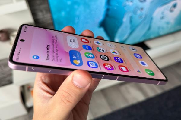 Samsung Galaxy Z Flip8: Ecrane la fel ca la predecesor, stă bine la luminozitate totuşi