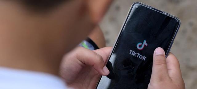 TikTok, acuzat de UE că nu protejează suficient conturile minorilor; Ce riscă platforma de socializare?