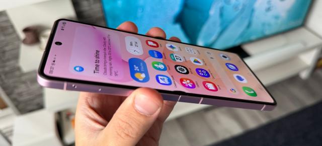 Samsung Galaxy Z Flip8: Ecrane la fel ca la predecesor, stă bine la luminozitate totuşi