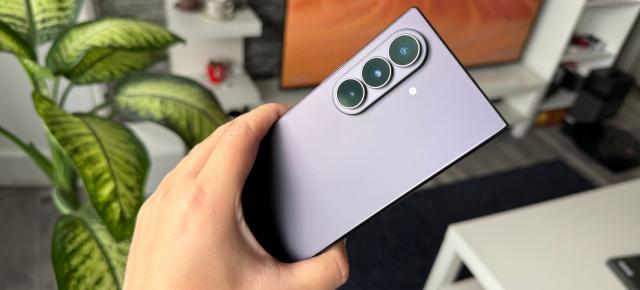 Samsung Galaxy Z Fold8 Ultra: Design familiar revizuit, cu o cută mai puțin vizibilă pentru panoul pliabil