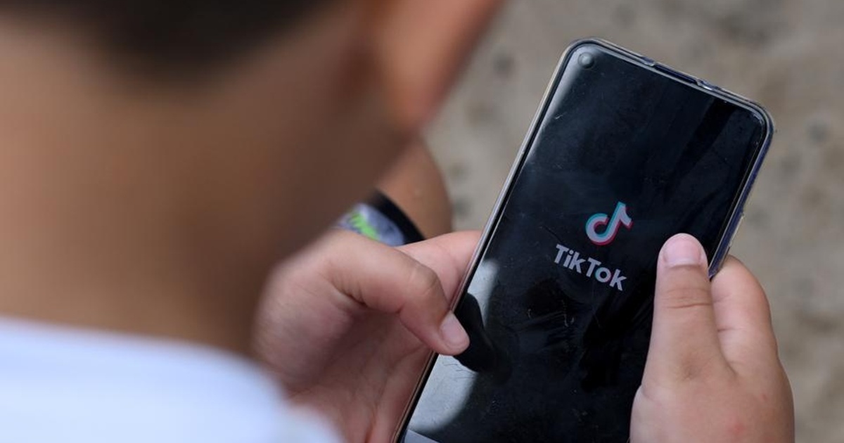TikTok, acuzat de UE că nu protejează suficient conturile minorilor; Ce riscă platforma de socializare?