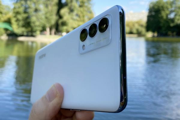 realme GT Master Edition: Design artistic, alb perlat pur pe versiunea testată de noi