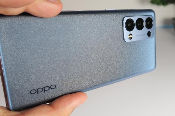 OPPO Reno 6 Pro 5G: Design rafinat, textură fină și gradient atractiv