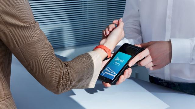 <b>Xiaomi Mi Smart Band 6 NFC a sosit în Europa: brăţară de fitness cu plăți contactless şi Alexa</b>Xiaomi a lansat a şasea generaţie de brăţară inteligentă de fitness în martie, dar pe atunci sosea într-o versiune fără NFC. Acum la evenimentul de debut Xiaomi 11T a adus la nivel global şi implicit în Europa, versiunea Xiaomi 