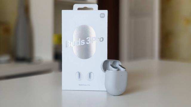 <b>Redmi Buds 3 Pro Review: Căști wireless in-ear cu ANC hybrid și switch rapid între device-uri</b>Chiar la mijloc de vară cei de la Xiaomi anunțau cu mare fast noi produse din zona smartphone, cât și o nouă pereche de căști Redmi cu preț accesibil și cu accent pe autonomie. Se numesc Redmi Buds 3 Pro și au