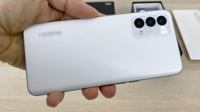 <b>realme GT Master Edition: Hardware de realme GT 5G Lite</b>Am spus-o şi o repet: pentru mine realme GT Master Edition este un realme GT 5G Lite. Asta pentru că îi păstrează printre altele ecranul excelent, dar şi încărcarea foarte rapidă. Taie şi unele dotări, pe care le aflaţi mai jos. Pentru început vine cu