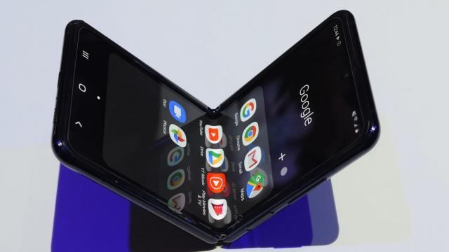 <b>Google dezvoltă deja al doilea Pixel pliabil sub numele de cod “Jumbojack”; Va avea design asemănător cu Galaxy Z Flip 3 de la Samsung</b>Deși în trecut au apărut zvonuri conform cărora Google nu va lansa un telefon pliabil prea curând, apar tot mai multe indicii care contestă acest lucru. Evan Blass relata recent că gigantul lucrează la un prim telefon pliabil încă de acum doi ani