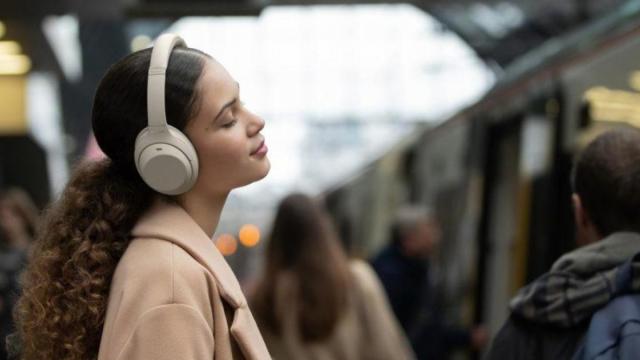 <b>Turul Magazinelor #987: Reducere căşti Sony WH-1000XM4, voucher scaun gaming, Nintendo Switch Lite sub 1000 lei</b>Turul Magazinelor de joi ne duce la episodul #987 şi la menţiunea că suntem la doar 2 luni distanţă de Black Friday. Unele oferte vor începe chiar mai curând estimez eu. Am ieşit de sub imperiul lui Back to School şi mai degrabă vedem acum produse