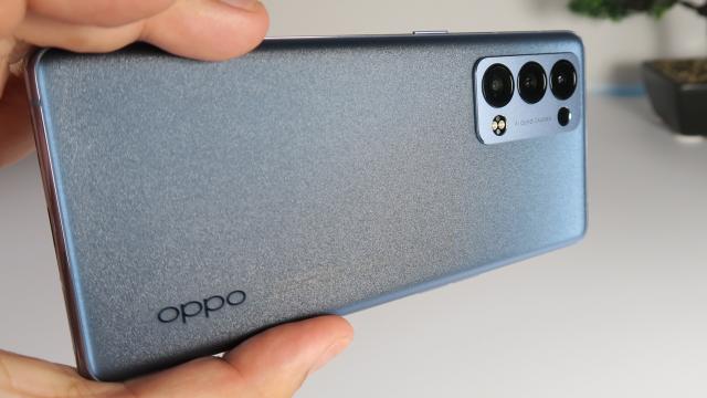 <b>OPPO Reno 6 Pro 5G: Design rafinat, textură fină și gradient atractiv</b>OPPO caută să ofere un design inedit pentru telefoanele sale, chit că vorbim despre modele low-end sau high-end. Aș spune că Reno6 Pro 5G continuă “tradiția”, având parte de sticlă în față, dar și în spate. Nu este orice sticlă, ci una foarte bine finisat