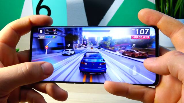 <b>OPPO Reno 6 Pro 5G: Benchmark-uri la bătaie cu flagshipurile din 2020</b>OPPO Reno 6 Pro 5G vine cu un procesor deja familiar nouă, un Qualcomm Snapdragon 870 5G de 7 nm. Are 8 nuclee şi ajunge cel mai sus cu frecvenţa de când există Snapdragon, la 3.2 GHz. E un Snapdragon 865++ practic şi vine cu GPU Adreno 650