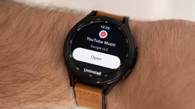 <b>Aplicația YouTube Music este acum disponibilă și pe versiunile mai vechi de Wear OS; Utilizatorii pot descărca și asculta albume offline</b>Momentan doar ceasurile din seria Samsung Galaxy Watch 4 rulează noul Wear OS 3 dedicat smartwatch-urilor. Totuși, multe ceasuri inteligente încă au Wear OS 2.X, iar ele nu beneficiază de cele mai noi caracteristici. Multe dispozitive au debutat pe vremea