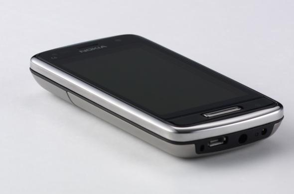 Nokia C6, un smartphone mic si stilat, dotat cu noul ecran ClearBlack: Nokia-C6_04.jpg