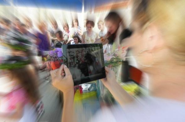 iPad 2 și rolul său de cameră foto - inedit: ipad2_la_serbare_2.jpg