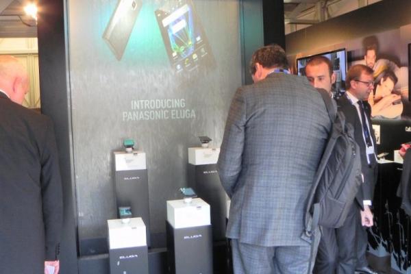 MWC 2012 și premiile revin: Standul Panasonic din Barcelona - telefoane rezistente la apă, tehnologie eco și noi cadouri pentru voi (Video)