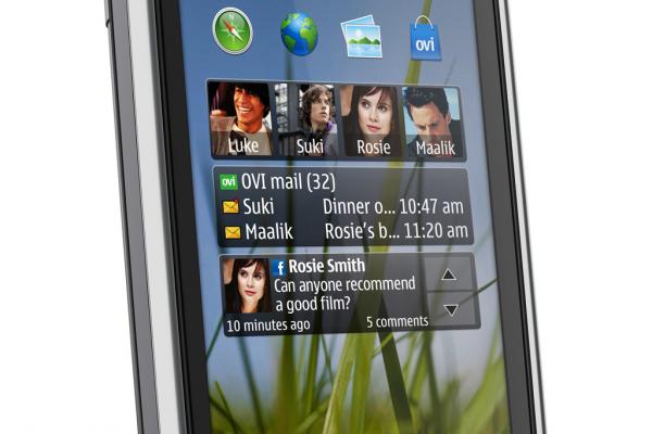 Nokia C6, un smartphone mic si stilat, dotat cu noul ecran ClearBlack