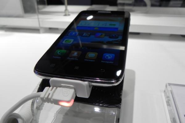 Lenovo S650 hands on preview: telefon midrange dual SIM cu textura metalica (Retro MWC 2014 - Video)