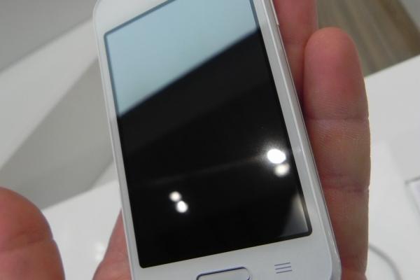 LG L40 Dual hands-on preview: un nou terminal din gama L accesibil (Retro MWC 2014 - Video)