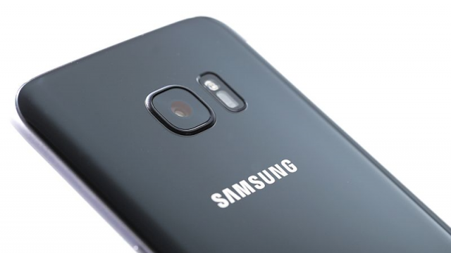 <b>Samsung Galaxy S7 ar putea primi actualizarea la Android Nougat din 17 ianuarie pe plan european</b>Se știe deja faptul că sud-coreenii de la Samsung pregătesc distribuirea versiunii Android 7.0 Nougat către flagship-urile Galaxy S7, update vehiculat a sosi undeva în trimestrul întâi. Astăzi avem și o dată asociată acestei lansări, fiind vorba despre 17